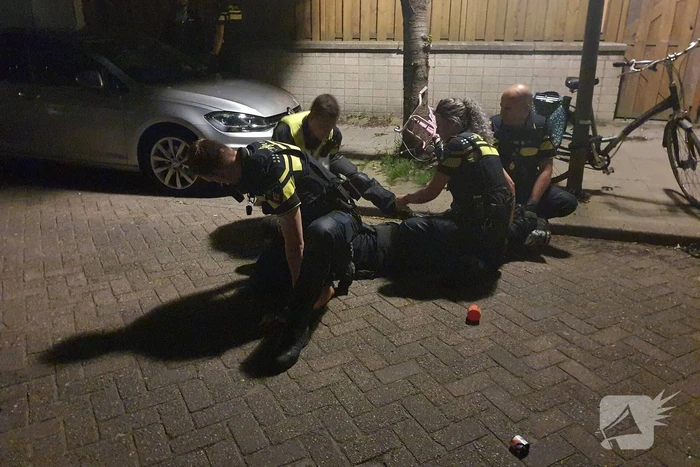 Twee aanhoudingen na achtervolging personenauto met schade