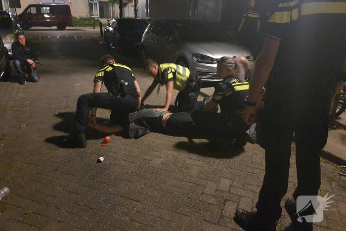 Twee aanhoudingen na achtervolging personenauto met schade
