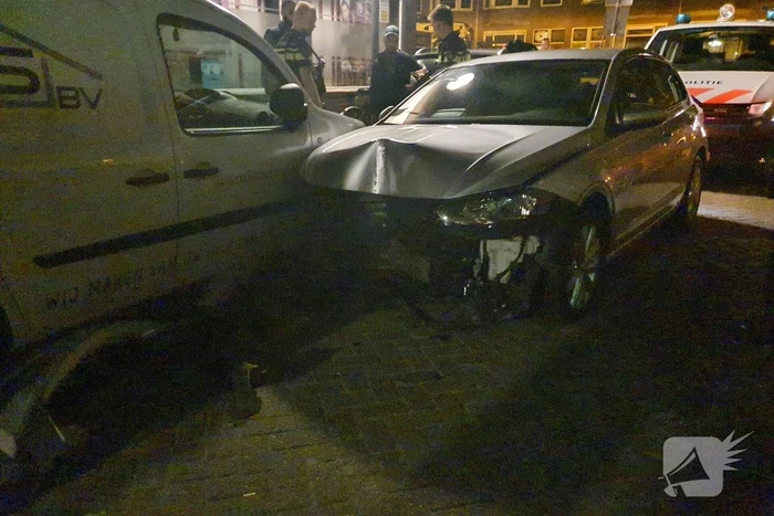 Twee aanhoudingen na achtervolging personenauto met schade
