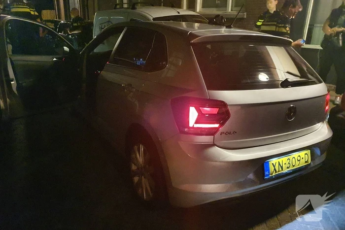 Twee aanhoudingen na achtervolging personenauto met schade