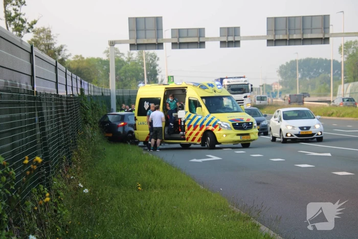 Auto eindigt tegen geluidswal