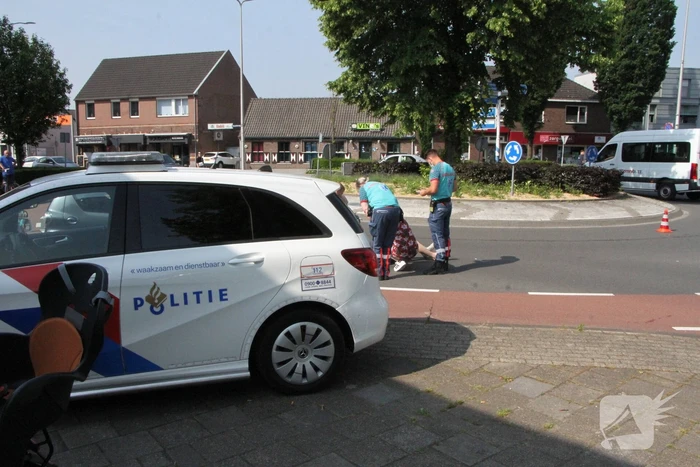 Moeder en kind gaan onderuit met fiets op rotonde