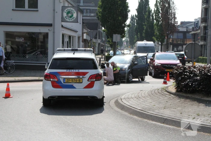 Moeder en kind gaan onderuit met fiets op rotonde