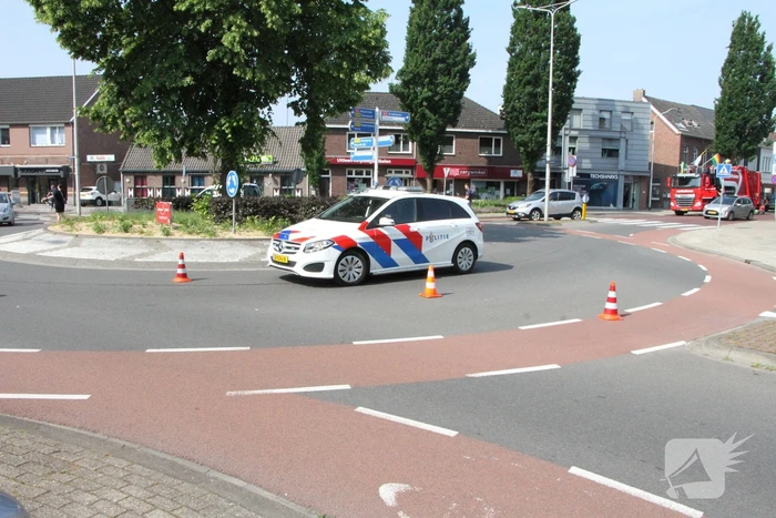 Moeder en kind gaan onderuit met fiets op rotonde