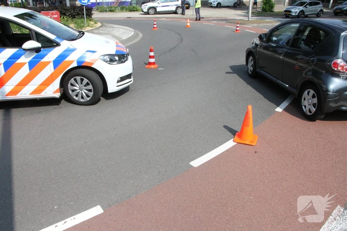 Moeder en kind gaan onderuit met fiets op rotonde