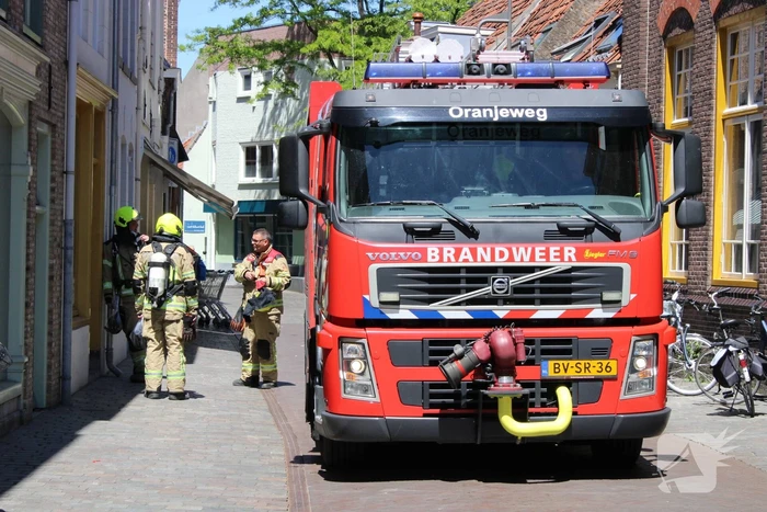 Brandweer doet onderzoek naar mogelijk rook in woning