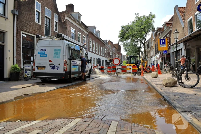 Sinkhole ontstaan bij waterleidingbreuk