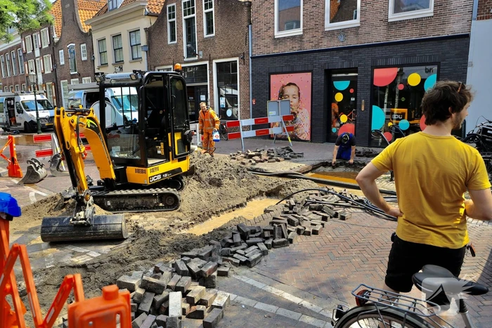 Sinkhole ontstaan bij waterleidingbreuk