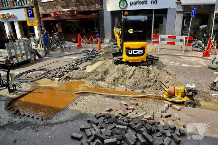 Sinkhole ontstaan bij waterleidingbreuk