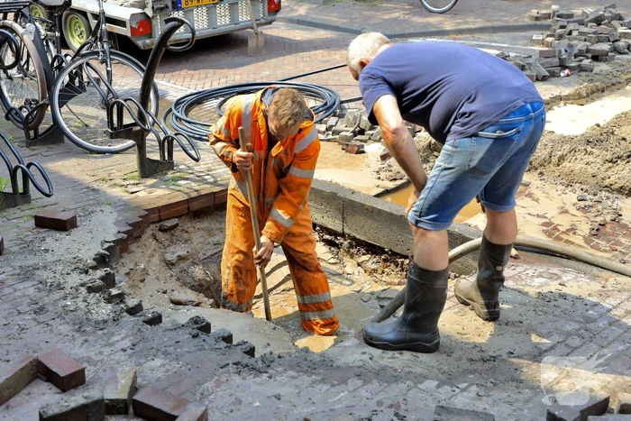 Sinkhole ontstaan bij waterleidingbreuk