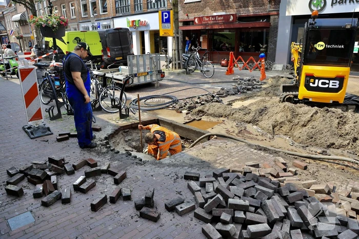 Sinkhole ontstaan bij waterleidingbreuk