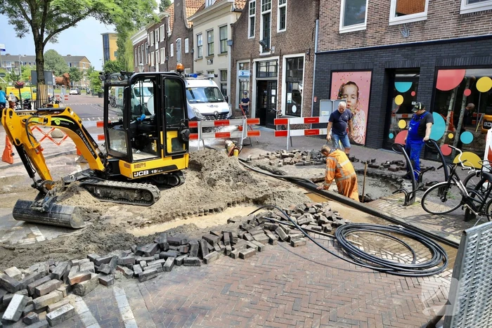 Sinkhole ontstaan bij waterleidingbreuk