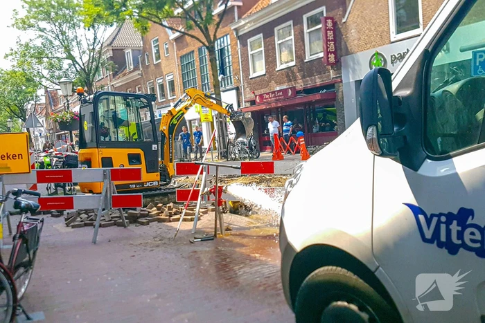 Sinkhole ontstaan bij waterleidingbreuk