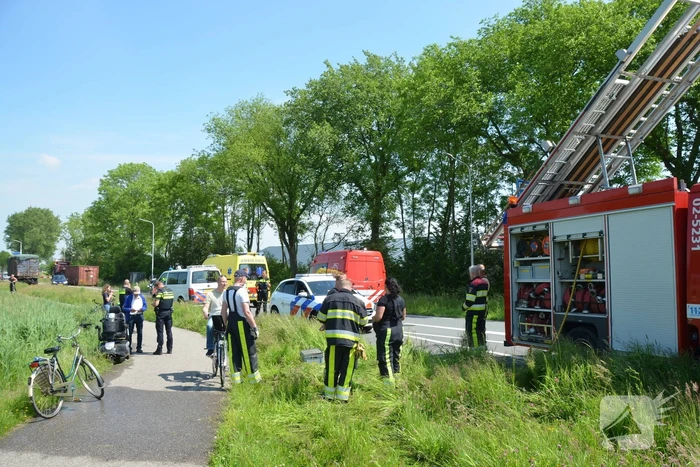 Scootmobiel belandt in sloot naast fietspad