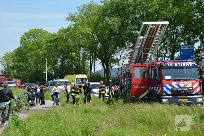 Scootmobiel belandt in sloot naast fietspad