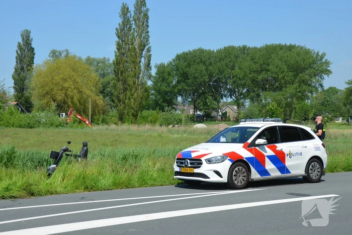 Scootmobiel belandt in sloot naast fietspad