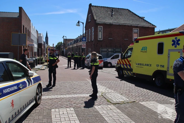 Enorme rookwolken bij zeer grote brand in woning