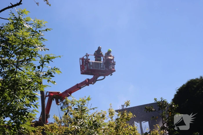 Enorme rookwolken bij zeer grote brand in woning