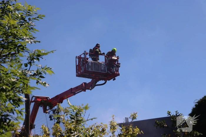 Enorme rookwolken bij zeer grote brand in woning