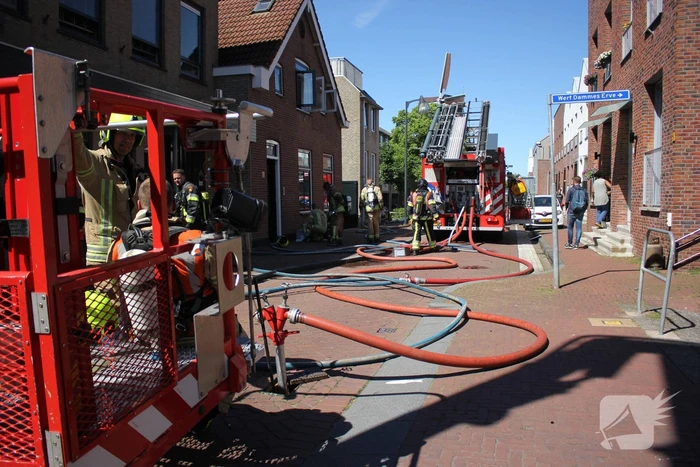 Enorme rookwolken bij zeer grote brand in woning