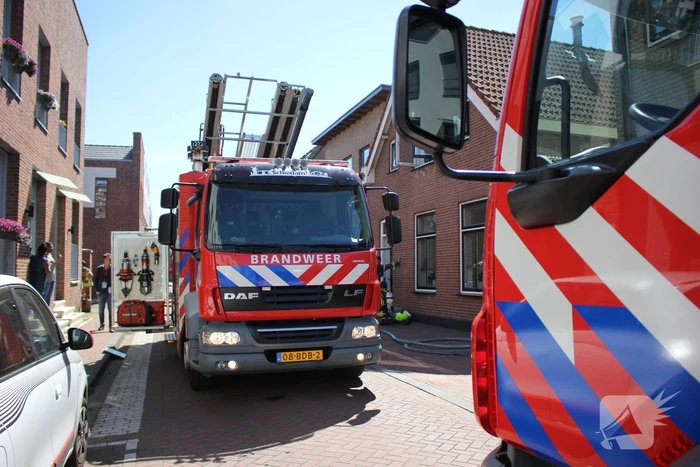 Enorme rookwolken bij zeer grote brand in woning