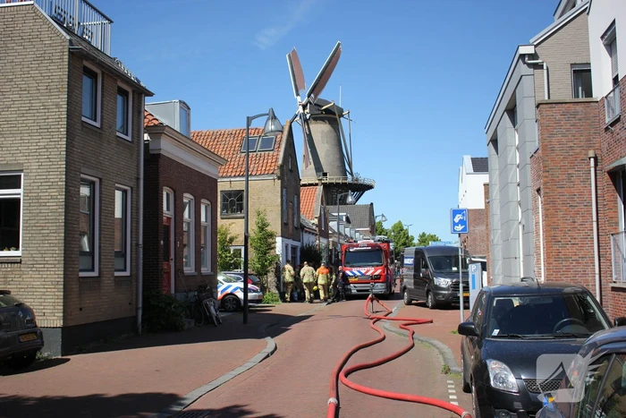Enorme rookwolken bij zeer grote brand in woning
