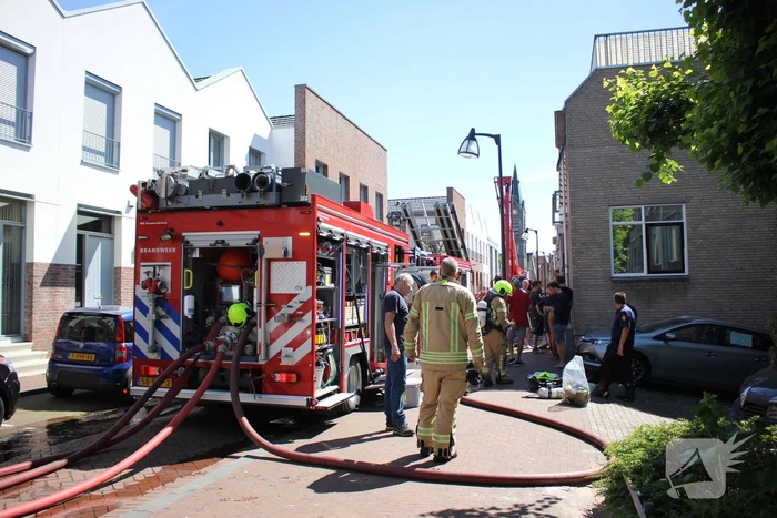Enorme rookwolken bij zeer grote brand in woning