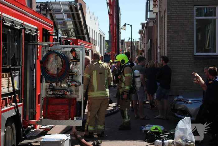 Enorme rookwolken bij zeer grote brand in woning