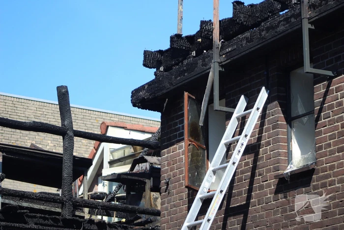 Enorme rookwolken bij zeer grote brand in woning