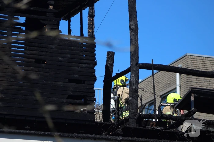 Enorme rookwolken bij zeer grote brand in woning