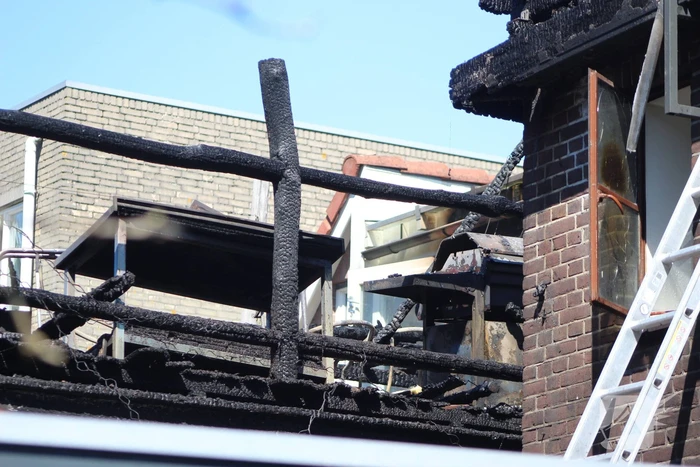 Enorme rookwolken bij zeer grote brand in woning
