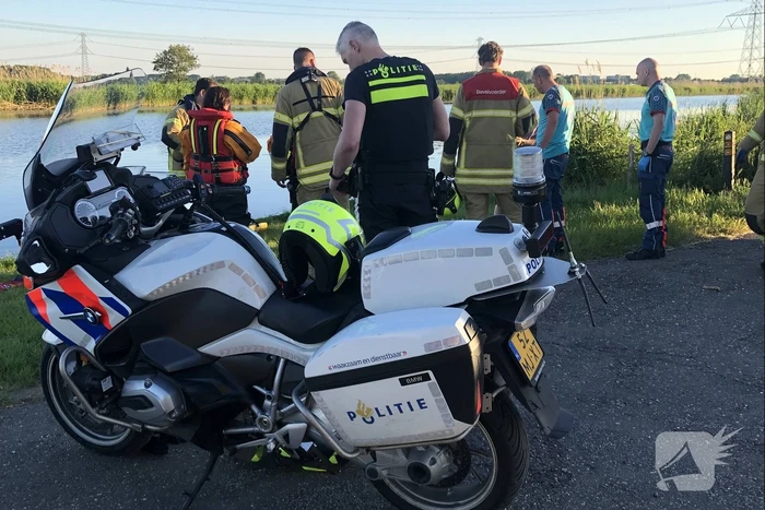 Zwemmer komt vast te zitten in bagger