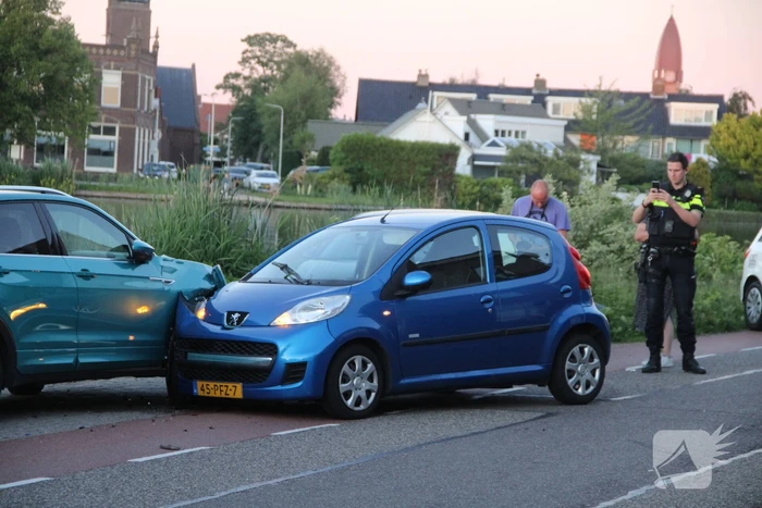 Automobilist rijdt tegen geparkeerde auto's