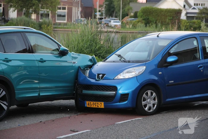 Automobilist rijdt tegen geparkeerde auto's