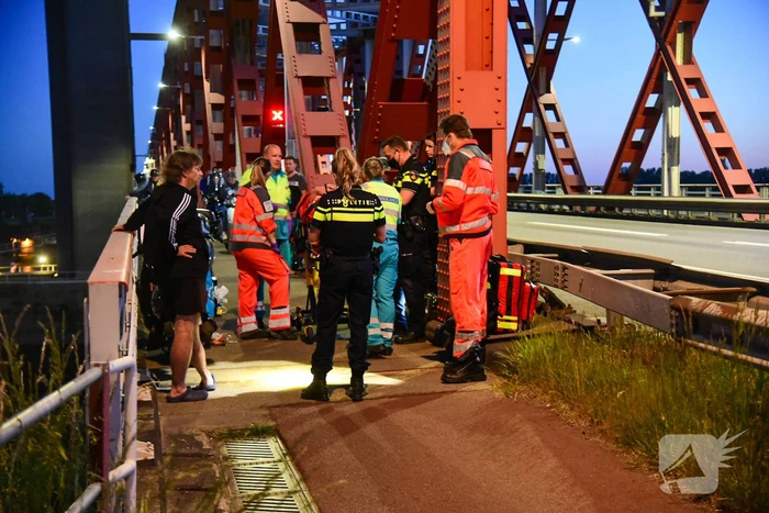 Scooterrijder zwaargewond bij botsing met vangrail Spijkenisserbrug