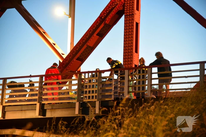 Scooterrijder zwaargewond bij botsing met vangrail Spijkenisserbrug
