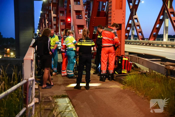 Scooterrijder zwaargewond bij botsing met vangrail Spijkenisserbrug