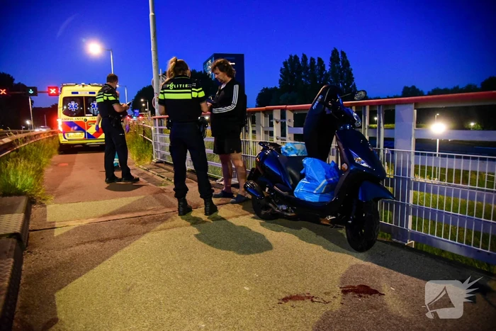 Scooterrijder zwaargewond bij botsing met vangrail Spijkenisserbrug