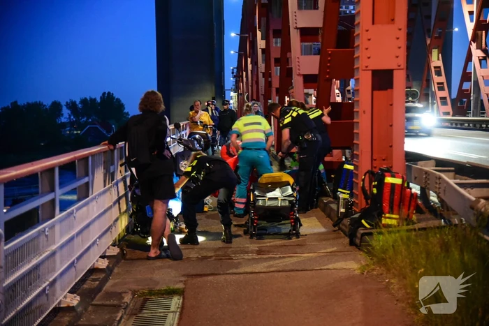 Scooterrijder zwaargewond bij botsing met vangrail Spijkenisserbrug