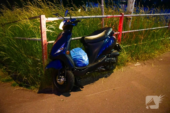 Scooterrijder zwaargewond bij botsing met vangrail Spijkenisserbrug