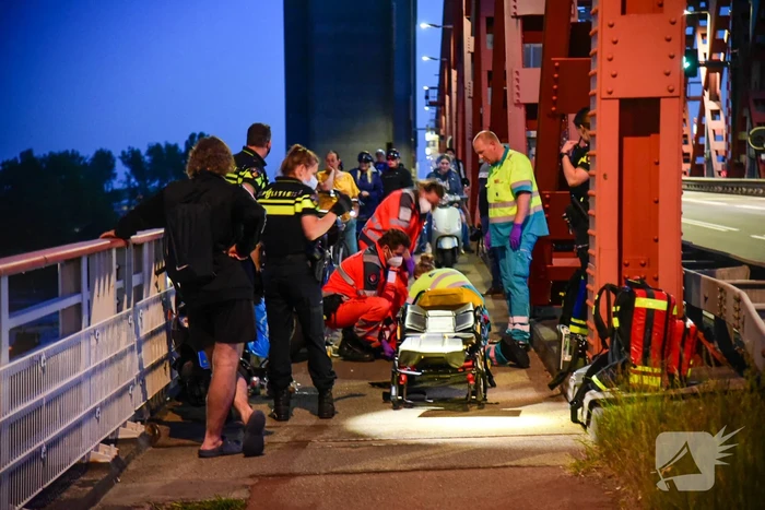 Scooterrijder zwaargewond bij botsing met vangrail Spijkenisserbrug