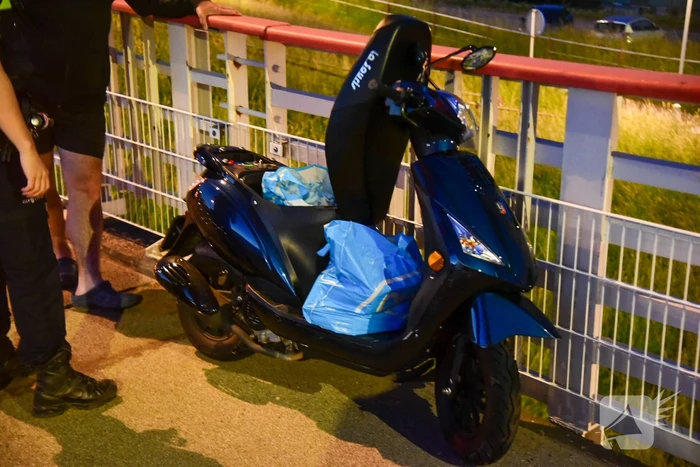 Scooterrijder zwaargewond bij botsing met vangrail Spijkenisserbrug