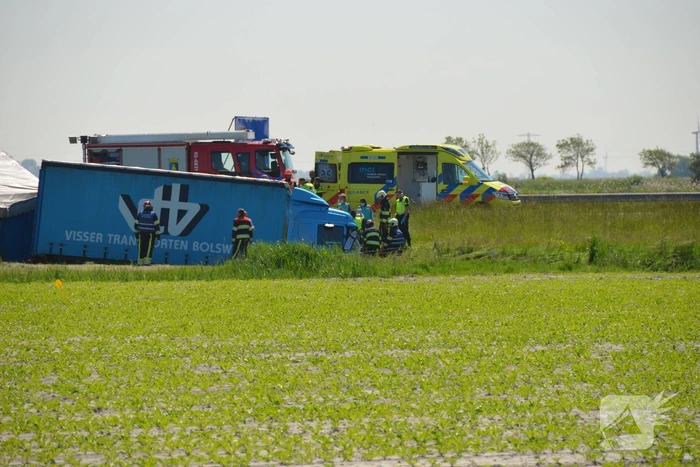 Vrachtwagencombinatie in sloot