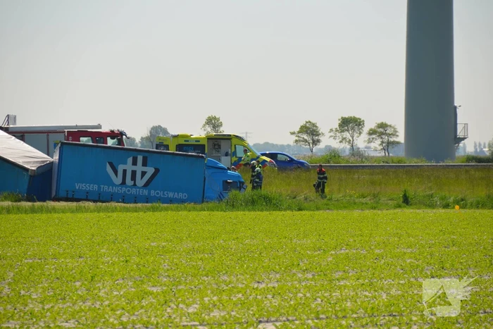 Vrachtwagencombinatie in sloot