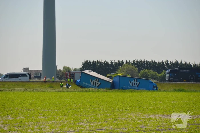 Vrachtwagencombinatie in sloot