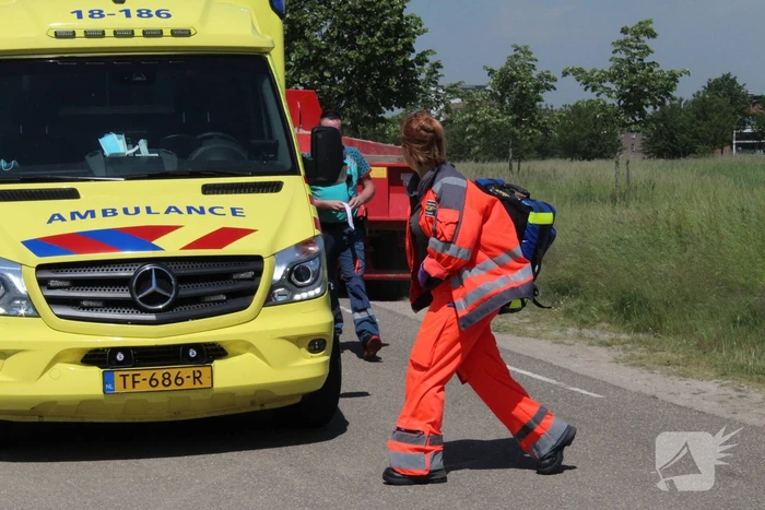 Motorrijder gelanceerd na botsing tegen auto