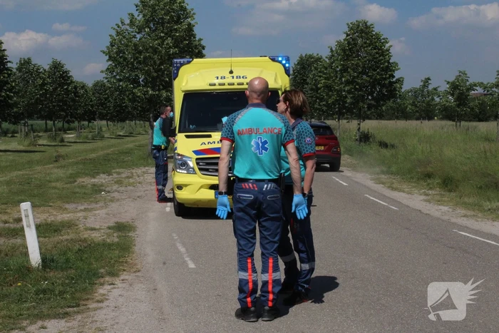 Motorrijder gelanceerd na botsing tegen auto