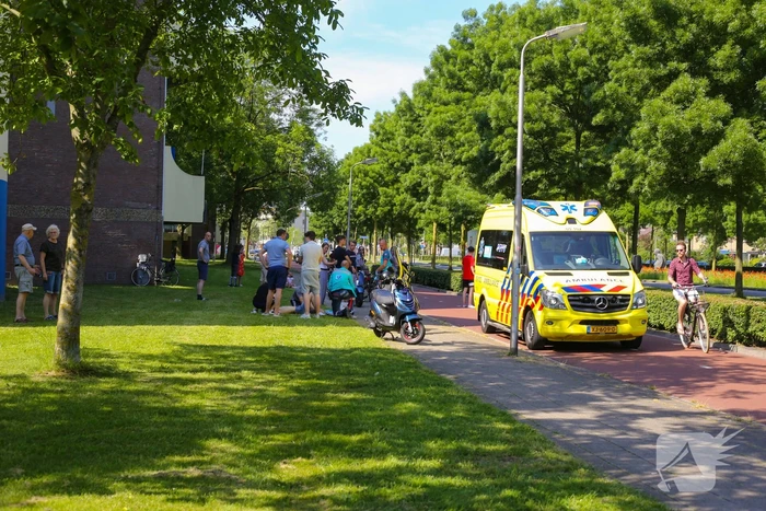 Scooterrijder botst op bakfiets met kinderen