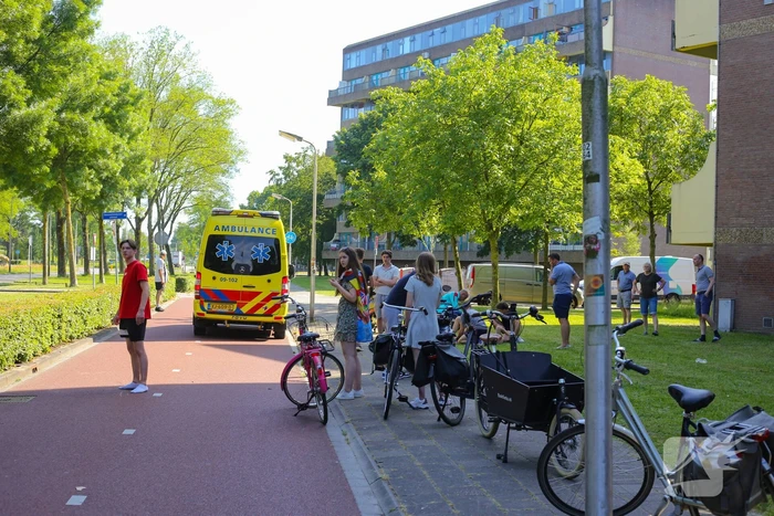 Scooterrijder botst op bakfiets met kinderen