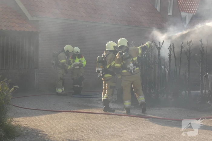 Schuur en conifeer verwoest door brand